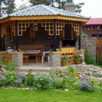 Gazebo sur le podium au fond du jardin