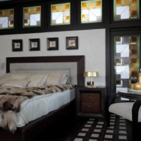 Le contraste de blanc dans le fond de l'intérieur de la chambre noire