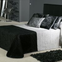 Sol blanc dans la chambre à coucher avec mobilier noir