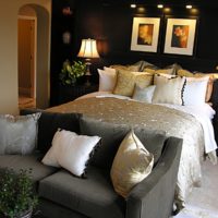 Mur noir au-dessus de la tête d'un lit noir