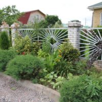 Belle conception de l'entrée principale de la parcelle de jardin