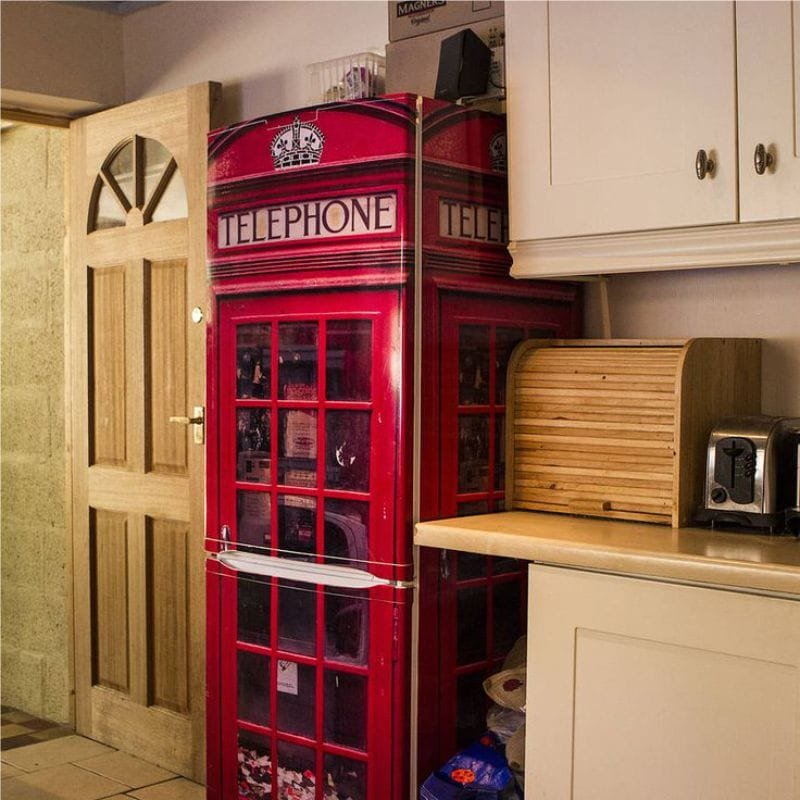 Decoración de nevera de bricolaje para una cabina telefónica