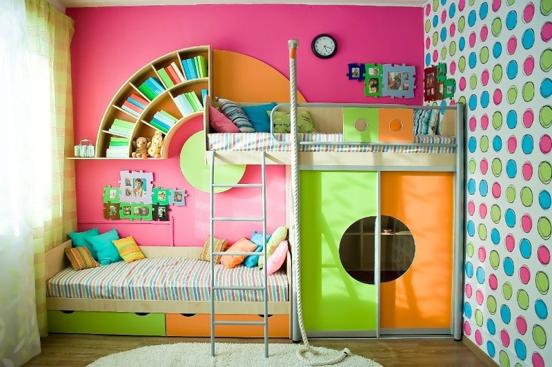 Interior de una habitación infantil con litera