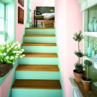 Escalier à la menthe dans une maison privée