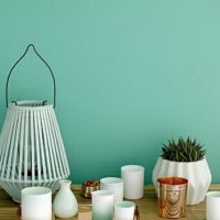 Décor blanc sur un fond de mur à la menthe