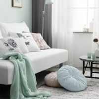 Textiles à la menthe dans le décor du salon