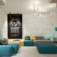 La combinaison de la couleur menthe avec d'autres nuances à l'intérieur du salon