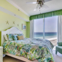 Chambre lumineuse avec une fenêtre à la menthe