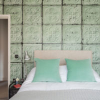 Couvre-lit blanc et oreillers à la menthe à l'intérieur de la chambre