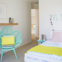 Couleurs jaunes et menthe dans le décor de la chambre