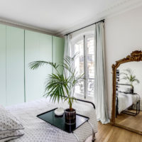Armoires et miroir de couleur menthe dans la chambre