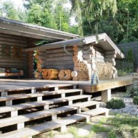 Terrasse extérieure des planches dans la cour d'un immeuble résidentiel