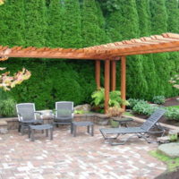 Pergola en bois dans la conception de la cour