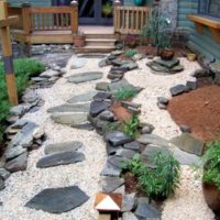 Pierres et gravier dans la conception du patio