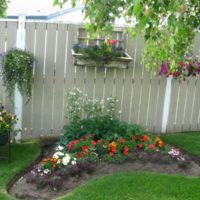 Décoration d'une clôture en bois avec des fleurs