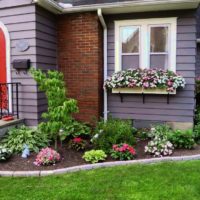 Parterre de fleurs devant le porche d'une maison privée