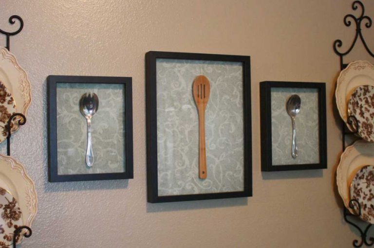 Cuadros con cucharas en la pared de la cocina