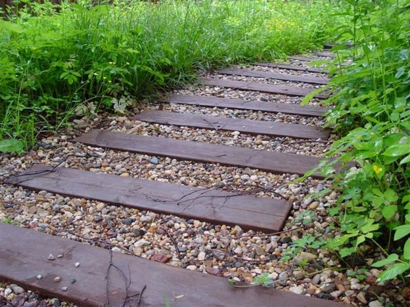 Une allée de jardin avec des bars avec du remblai en pierre concassée