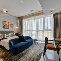 Fenêtre française dans la chambre d'une maison privée