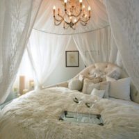 Sweat à capuche blanc clair sur le lit des époux