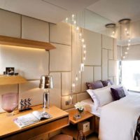 Une petite table dans la chambre