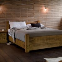 Lit en bois sur un plancher
