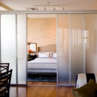 Cloison coulissante translucide dans la chambre