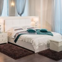 Tapis marron doux devant le lit