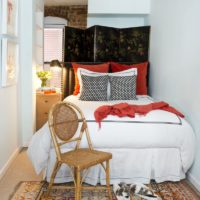 Écran derrière la tête de lit dans une chambre étroite