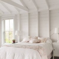 Arbre peint dans un intérieur de chambre rustique