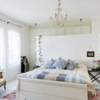 Mobilier rare dans la chambre d'une maison de campagne
