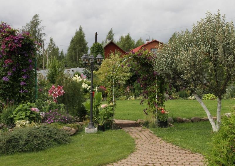 Belle arche sur le chemin menant au jardin