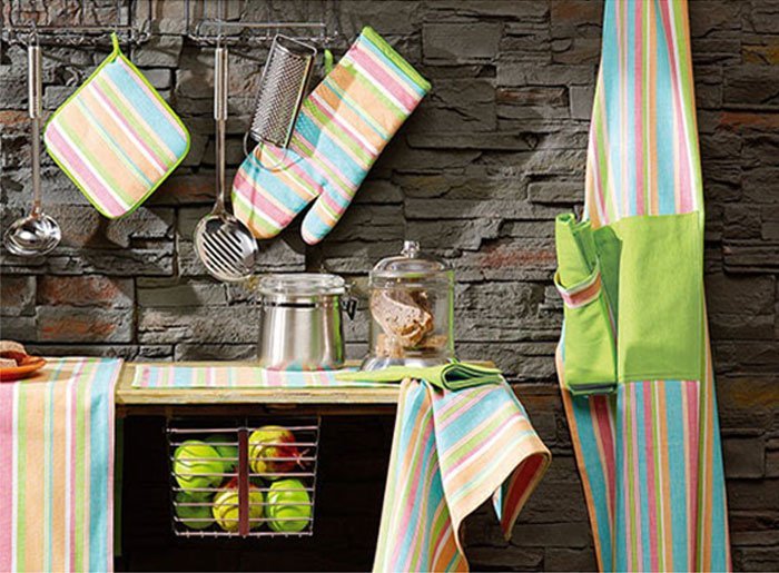 Decoración de espacio de cocina de bricolaje con textiles de bricolaje.