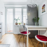 Intérieur de cuisine blanc avec sol marron
