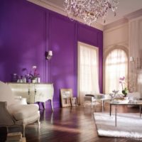 La combinaison de blanc et de lavande dans le salon d'une maison privée