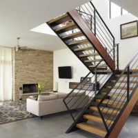 Escalier sur un cadre en métal à l'intérieur d'un salon moderne