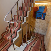 Escalier en béton avec garde-corps en métal