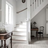 Escalier blanc dans le hall d'entrée d'un immeuble résidentiel
