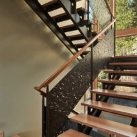 Escalier en métal dans la conception d'une maison privée