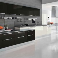 Mobilier noir sur linoléum brillant