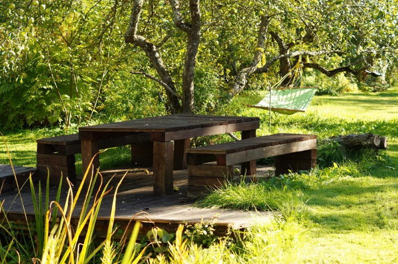 Aire de repos à l'ombre des arbres du jardin