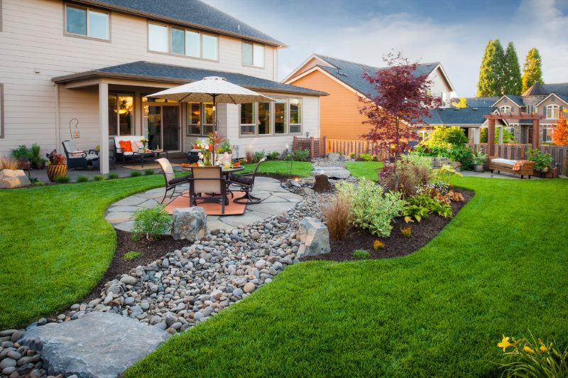 Un endroit pour se détendre dans le jardin au milieu de la pelouse anglaise