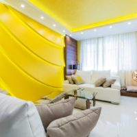 Décor du salon en couleurs jaune vif.