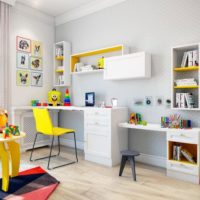 Salle de couleur pastel avec des accents jaunes