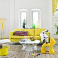 Mobilier jaune contre les murs blancs du salon
