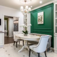 Salon design en vert et blanc.