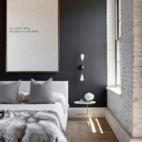 Mur noir derrière la tête du lit