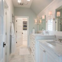 Salle de bain étroite aux couleurs vives