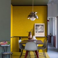Table à manger près du mur jaune