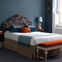 Orange accents dans une chambre à la mode